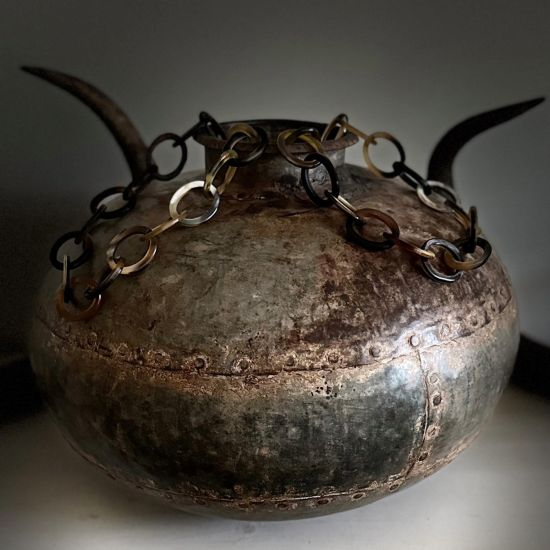 Handgemaakt buffelhoorn collier in bruintintjes. Glans, 104cm