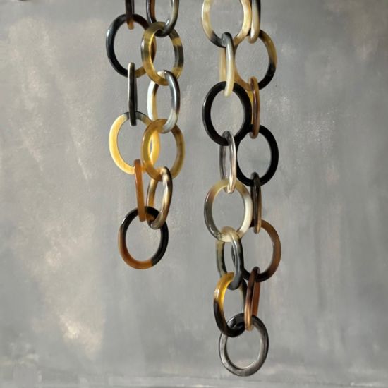 Handgemaakt buffelhoorn collier in bruintintjes. Glans, 104cm