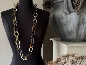 Handgemaakt buffelhoorn collier in bruintintjes. Glans, 104cm