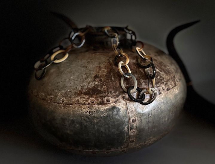 Handgemaakt buffelhoorn collier in bruintintjes. Glans, 104cm