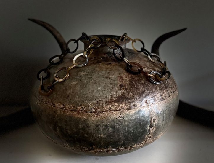 Handgemaakt buffelhoorn collier in bruintintjes. Glans, 104cm