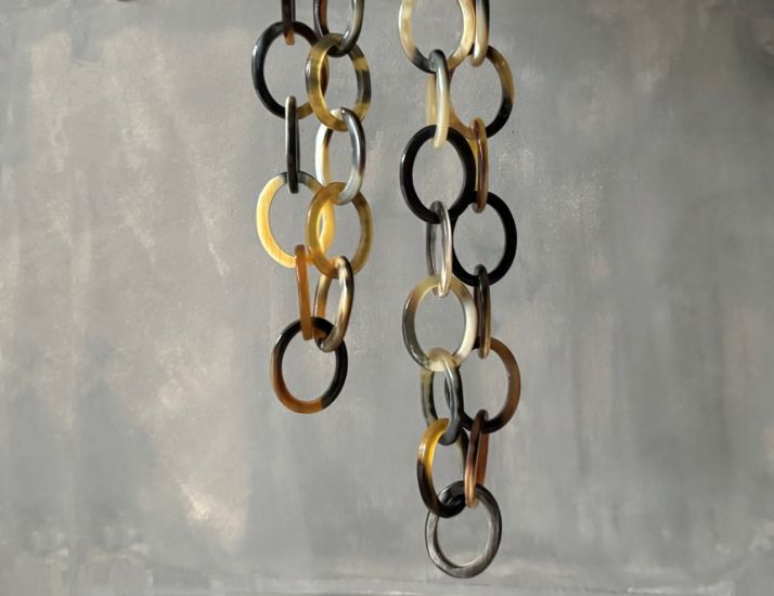 Handgemaakt buffelhoorn collier in bruintintjes. Glans, 104cm