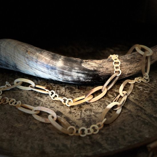 Handgemaakt buffelhoorn collier in blondtintjes. Matte finish, 116 cm.