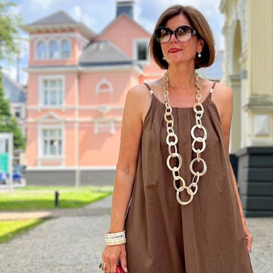 Geborsteld, handgemaakt buffelhoorn collier in witte zandtintjes. Lengte 116 cm.