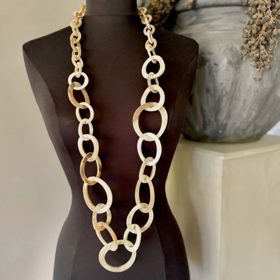 Geborsteld, handgemaakt buffelhoorn collier in witte zandtintjes. Lengte 116 cm.