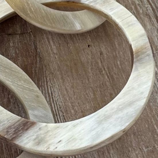 Geborsteld, handgemaakt buffelhoorn collier in witte zandtintjes. Lengte 116 cm.