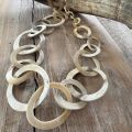 Geborsteld, handgemaakt buffelhoorn collier in witte zandtintjes. Lengte 116 cm.