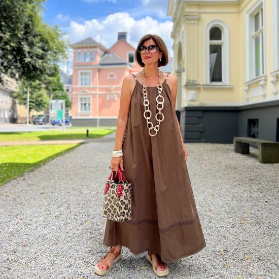 Geborsteld, handgemaakt buffelhoorn collier in witte zandtintjes. Lengte 116 cm.