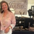 Geborsteld, handgemaakt buffelhoorn collier in witte zandtintjes. Lengte 116 cm.
