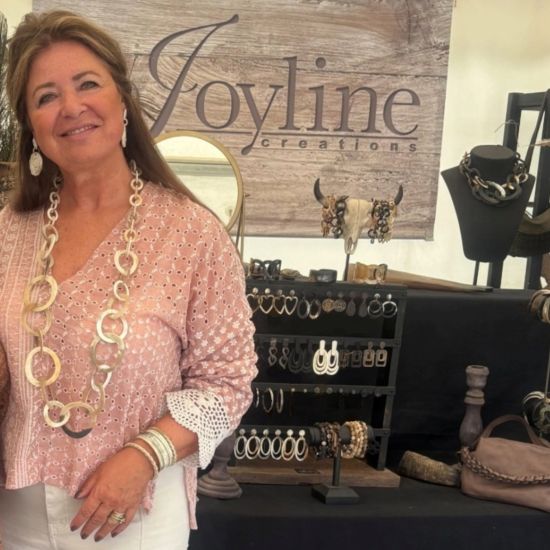 Geborsteld, handgemaakt buffelhoorn collier in witte zandtintjes. Lengte 116 cm.