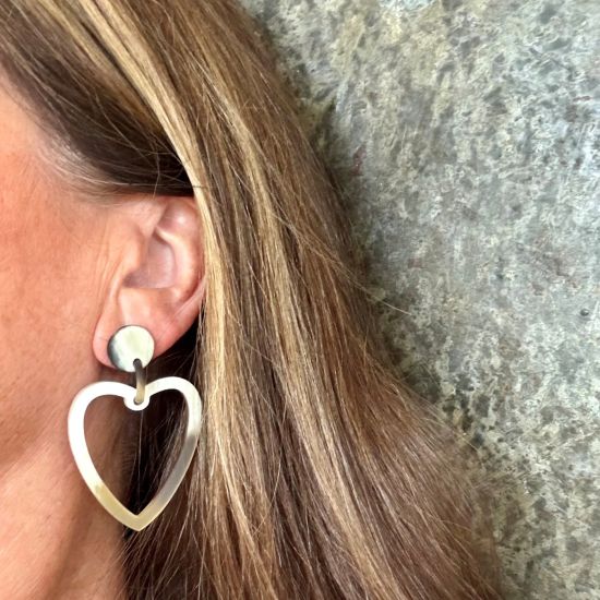 Hartvormige buffelhoorn oorbellen 5.9 x 4cm. Gevarieerde tintjes. Matte finish. Lichtgewicht.