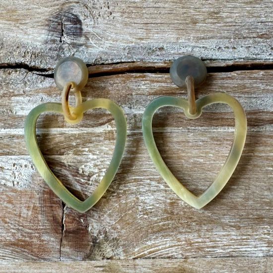 Hartvormige buffelhoorn oorbellen 5.9 x 4cm. Gevarieerde tintjes. Matte finish. Lichtgewicht.