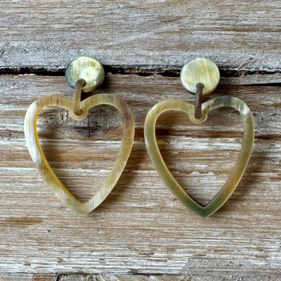 Hartvormige buffelhoorn oorbellen 5.9 x 4cm. Gevarieerde tintjes. Matte finish. Lichtgewicht.