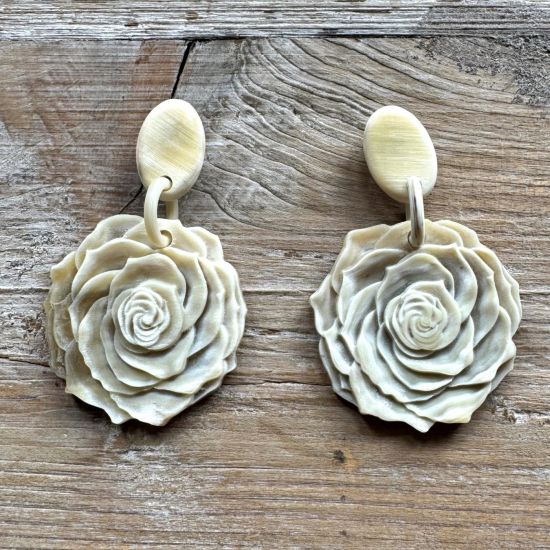Eric's Rose buffelhoorn oorbellen. Totale lengte 6cm. Witte, zandtintjes. Mat. Lichtgewicht.