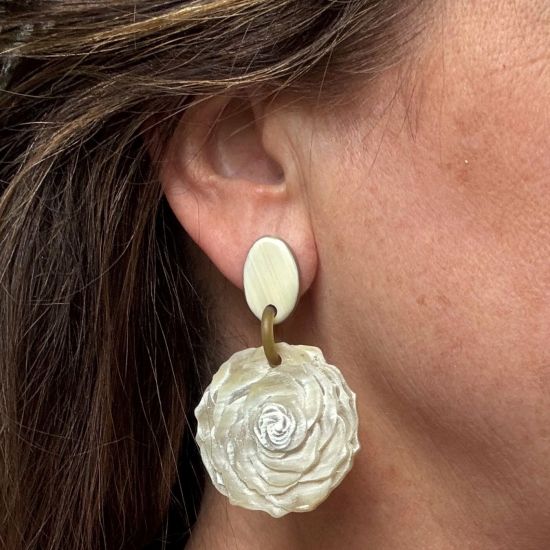 Eric's Rose buffelhoorn oorbellen. Totale lengte 6cm. Witte, zandtintjes. Mat. Lichtgewicht.