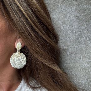 Eric's Rose buffelhoorn oorbellen. Totale lengte 6cm. Witte, zandtintjes. Mat. Lichtgewicht.