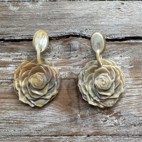 Eric's Rose buffelhoorn oorbellen. Totale lengte 6cm. Witte, zandtintjes. Mat. Lichtgewicht.