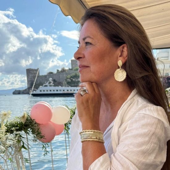 Eric's Rose buffelhoorn oorbellen. Totale lengte 6cm. Witte, zandtintjes. Mat. Lichtgewicht.