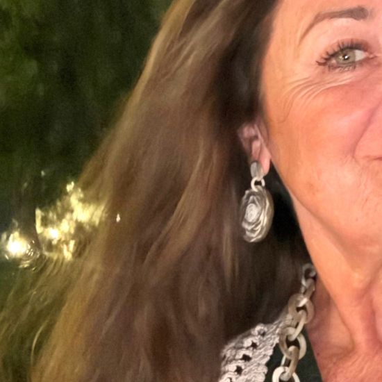 Eric's Rose buffelhoorn oorbellen. Totale lengte 6cm. Witte, zandtintjes. Mat. Lichtgewicht.