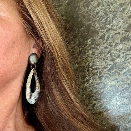 Carved buffelhoorn oorbellen 8.2cm x 2.8cm. Shiny finish. Lichtgewicht.