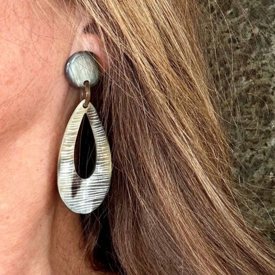 Carved buffelhoorn oorbellen 8.2cm x 2.8cm. Shiny finish. Lichtgewicht.