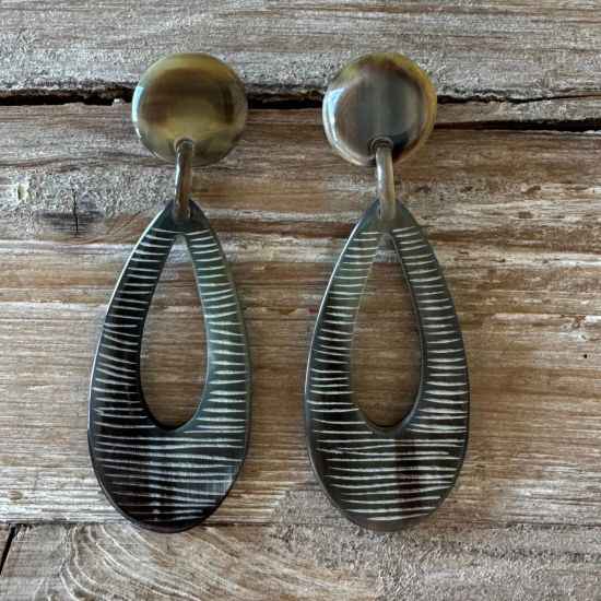 Carved buffelhoorn oorbellen 8.2cm x 2.8cm. Shiny finish. Lichtgewicht.