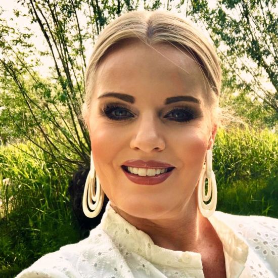 Geborstelde buffelhoorn oorbellen in wit-, zandtinten. 3 Ovalen, 8.5x3.7cm