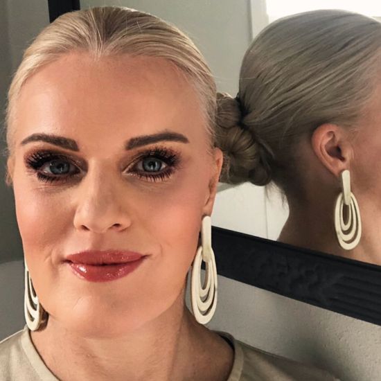 Geborstelde buffelhoorn oorbellen in wit-, zandtinten. 3 Ovalen, 8.5x3.7cm