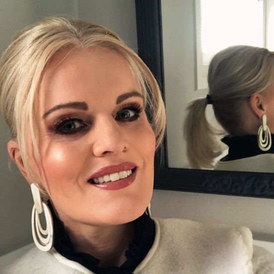 Geborstelde buffelhoorn oorbellen in wit-, zandtinten. 3 Ovalen, 8.5x3.7cm