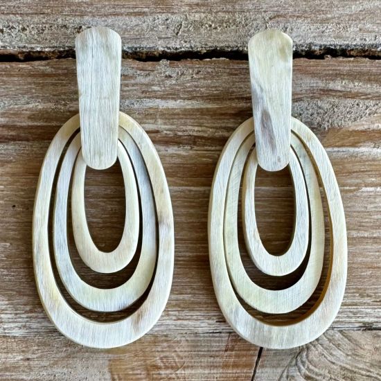 Geborstelde buffelhoorn oorbellen in wit-, zandtinten. 3 Ovalen, 8.5x3.7cm