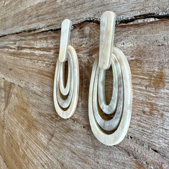 Geborstelde buffelhoorn oorbellen in wit-, zandtinten. 3 Ovalen, 8.5x3.7cm