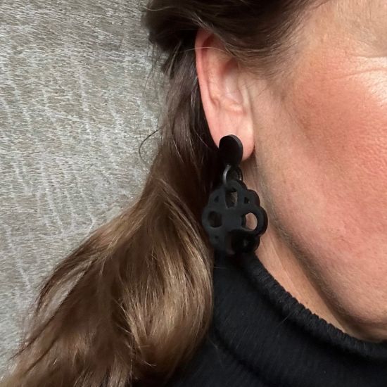 Bloemvormige oorbellen van buffelhoorn. Zwart mat. 5.7 x 3.8cm. Lichtgewicht.