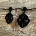 Bloemvormige oorbellen van buffelhoorn. Zwart mat. 5.7 x 3.8cm. Lichtgewicht.