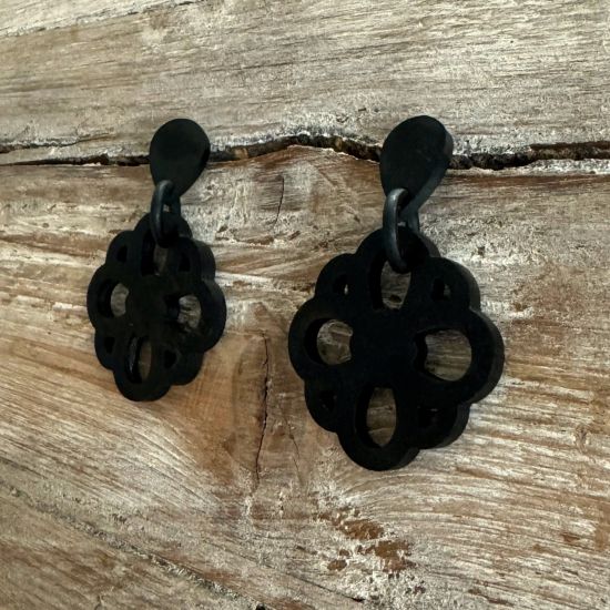 Bloemvormige oorbellen van buffelhoorn. Zwart mat. 5.7 x 3.8cm. Lichtgewicht.