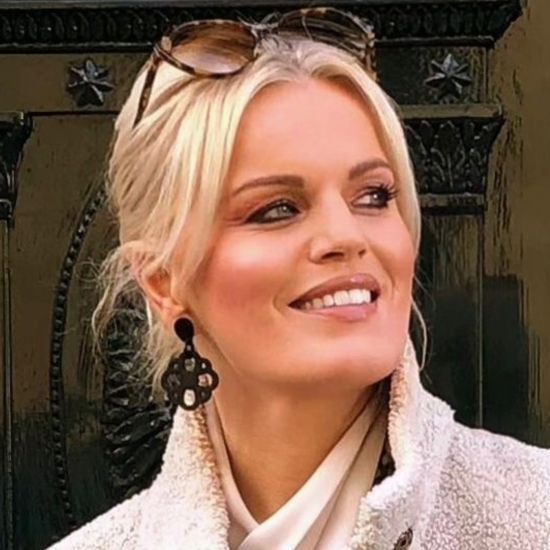 Bloemvormige oorbellen van buffelhoorn. Zwart mat. 5.7 x 3.8cm. Lichtgewicht.