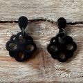Bloemvormige oorbellen van buffelhoorn. Zwart mat. 5.7 x 3.8cm. Lichtgewicht.