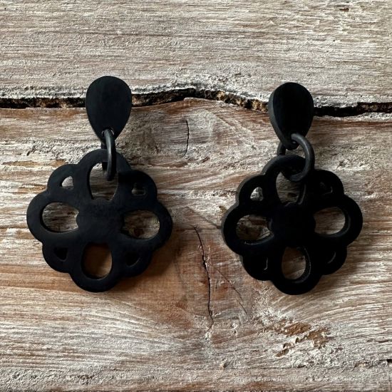 Bloemvormige oorbellen van buffelhoorn. Zwart mat. 5.7 x 3.8cm. Lichtgewicht.