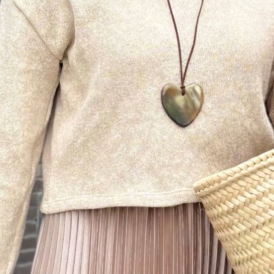 Mooie hartvormige buffelhoorn hanger 6.3x5.8cm. Various colors, shiny finish, Lichtgewicht.