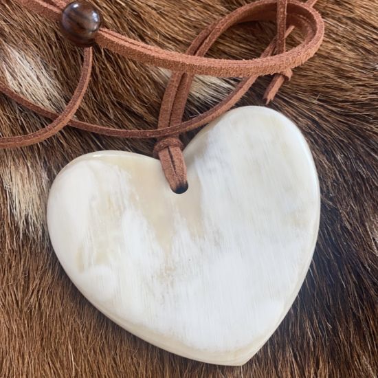 Mooie hartvormige buffelhoorn hanger 6.3x5.8cm. Various colors, shiny finish, Lichtgewicht.