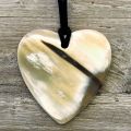 Mooie hartvormige buffelhoorn hanger 6.3x5.8cm. Various colors, shiny finish, Lichtgewicht.
