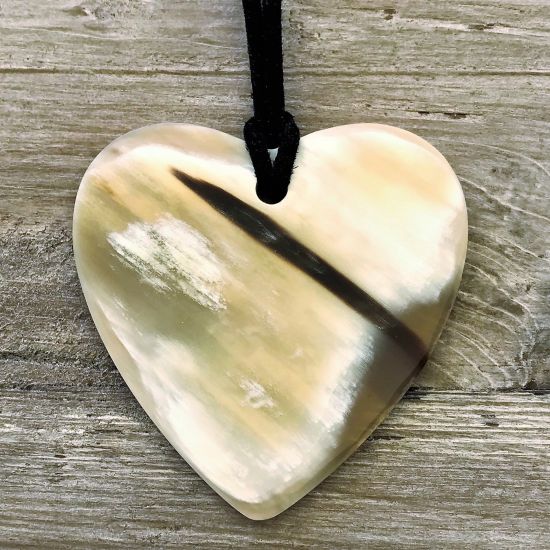 Mooie hartvormige buffelhoorn hanger 6.3x5.8cm. Various colors, shiny finish, Lichtgewicht.