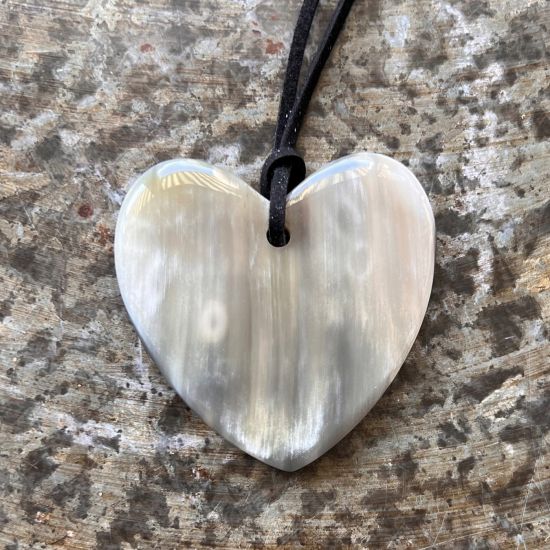 Mooie hartvormige buffelhoorn hanger 6.3x5.8cm. Various colors, shiny finish, Lichtgewicht.