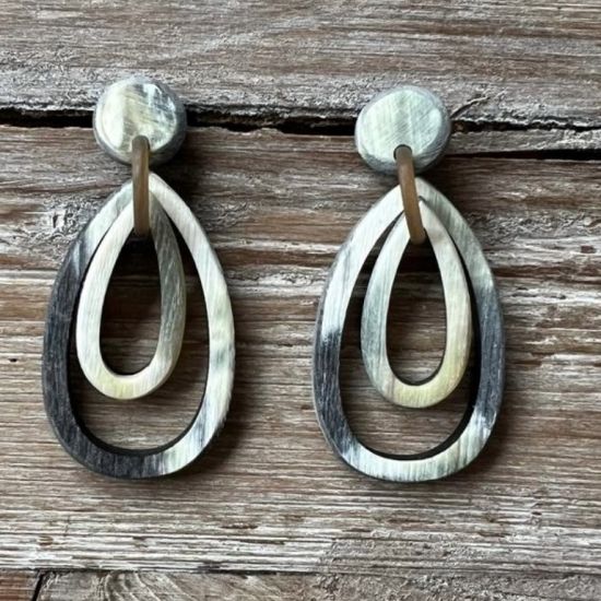 Dubbele ovale buffelhoorn oorbellen. Geborstelde finish in grijstonen. Lichtgewicht.