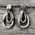 Dubbele ovale buffelhoorn oorbellen. Geborstelde finish in grijstonen. Lichtgewicht.