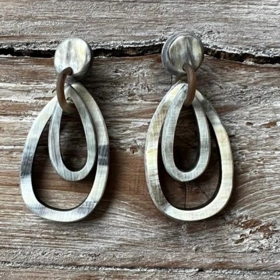 Dubbele ovale buffelhoorn oorbellen. Geborstelde finish in grijstonen. Lichtgewicht.