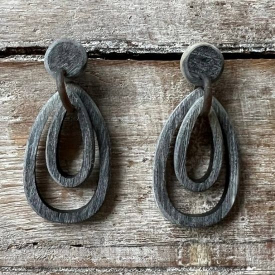 Dubbele ovale buffelhoorn oorbellen. Geborstelde finish in grijstonen. Lichtgewicht.