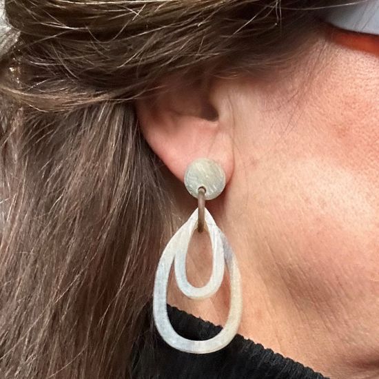 Dubbele ovale buffelhoorn oorbellen. Geborstelde finish in grijstonen. Lichtgewicht.