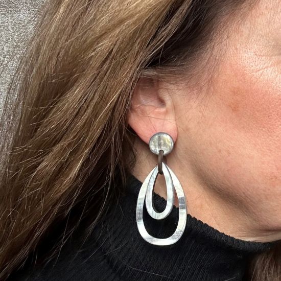 Dubbele ovale buffelhoorn oorbellen. Geborstelde finish in grijstonen. Lichtgewicht.