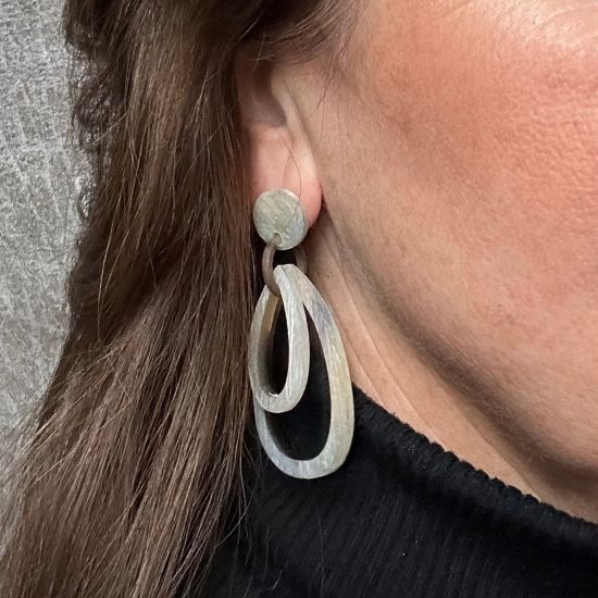 Dubbele ovale buffelhoorn oorbellen. Geborstelde finish in grijstonen. Lichtgewicht.