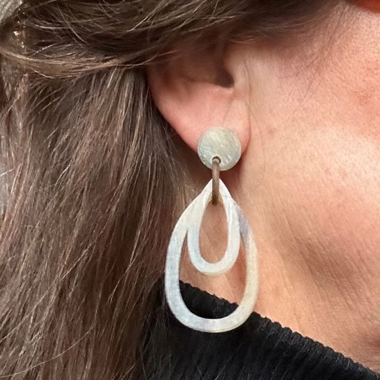 Dubbele ovale buffelhoorn oorbellen. Geborstelde finish in grijstonen. Lichtgewicht.